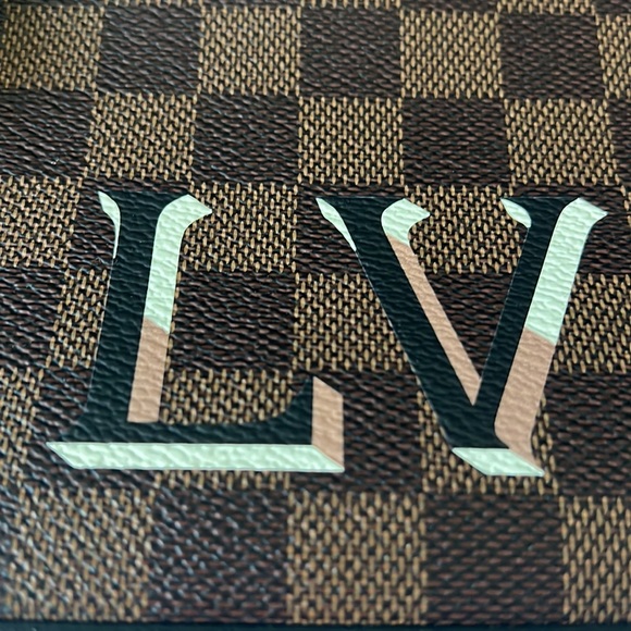 Louis Vuitton Limited Edition cross body bag - Picture 14 of 17